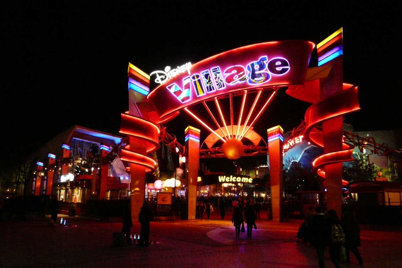 Eingang Disney Village bei Nacht